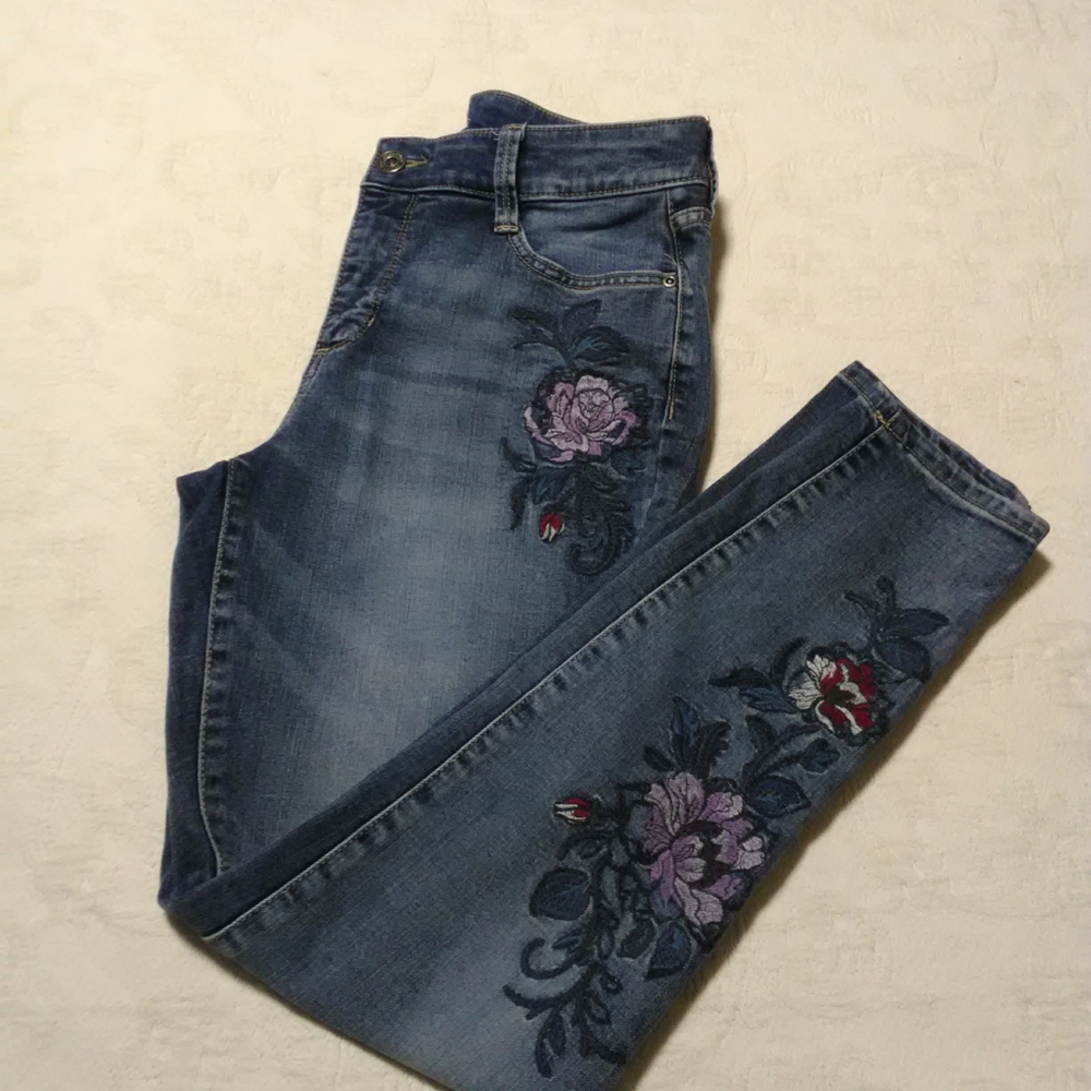 St. John's Bay Embroidered Slim Fit Jeans Size 8